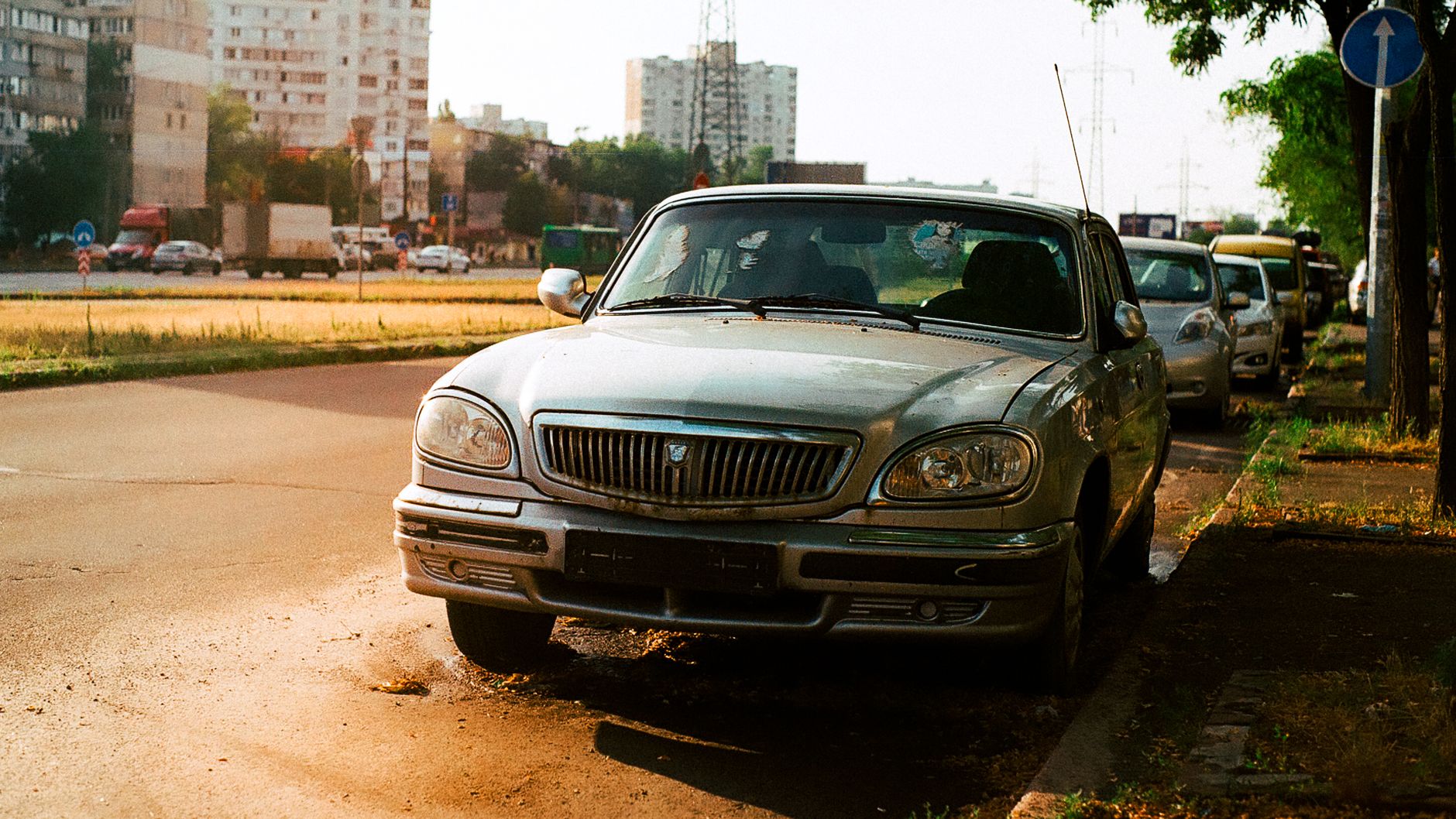 Auto parkiran na suncu